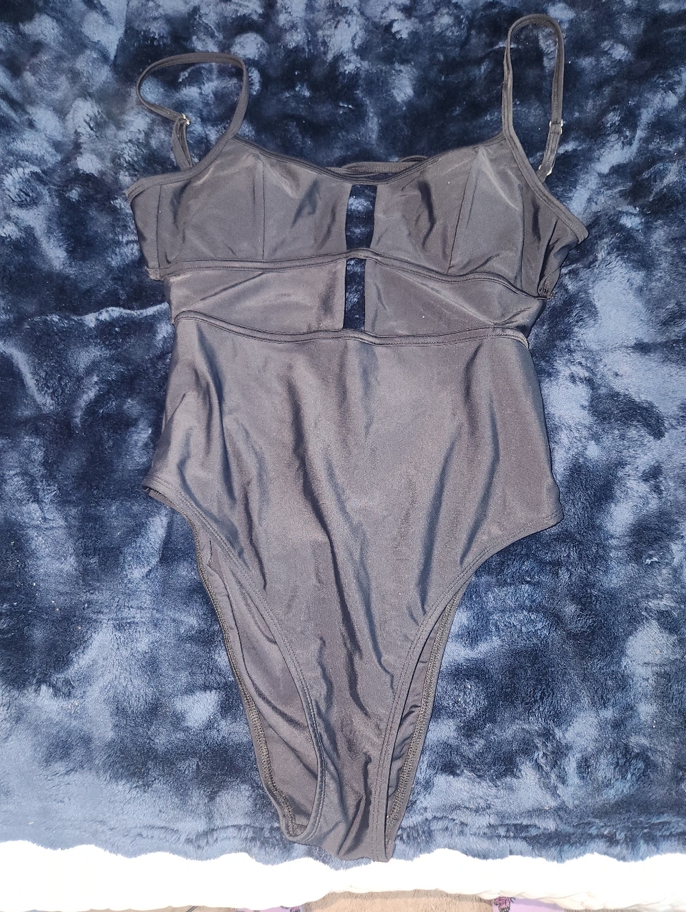 Cupshe One-Piece Swimsuit with Cutout Detail - Picture 3 of 6